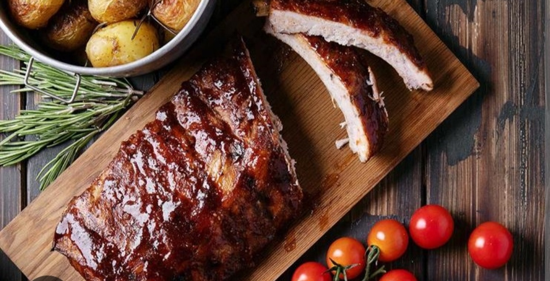 Ribs di maiale intere in salsa BBQ e cipolla croccante 